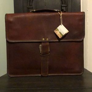 Hand crafterd leather messenger bag.